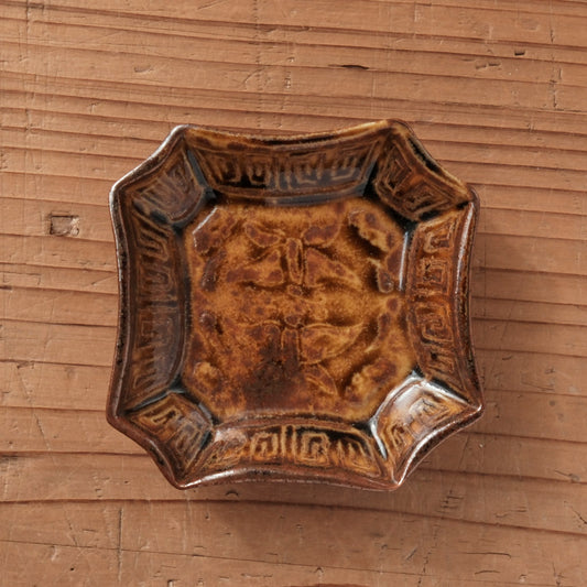 [ 柳川 謙治 ] 飴釉 蝶図 隅切豆皿