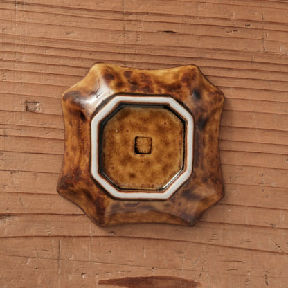 [ 柳川 謙治 ] 飴釉 蝶図 隅切豆皿