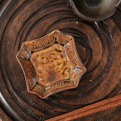 [ 柳川 謙治 ] 飴釉 蝶図 隅切豆皿