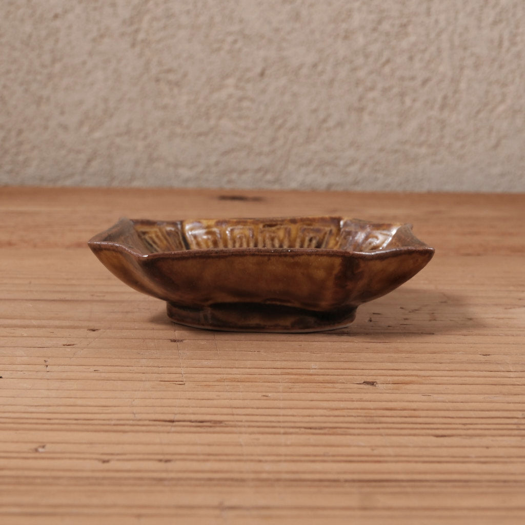 [ 柳川 謙治 ] 飴釉 蝶図 隅切豆皿