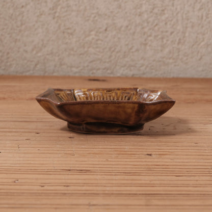 [ 柳川 謙治 ] 飴釉 蝶図 隅切豆皿
