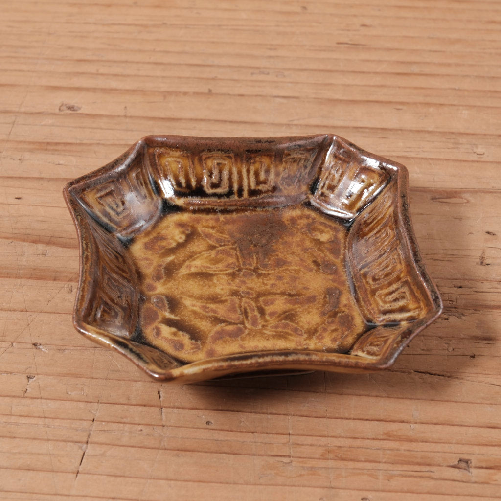 [ 柳川 謙治 ] 飴釉 蝶図 隅切豆皿