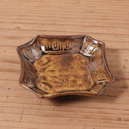 [ 柳川 謙治 ] 飴釉 蝶図 隅切豆皿