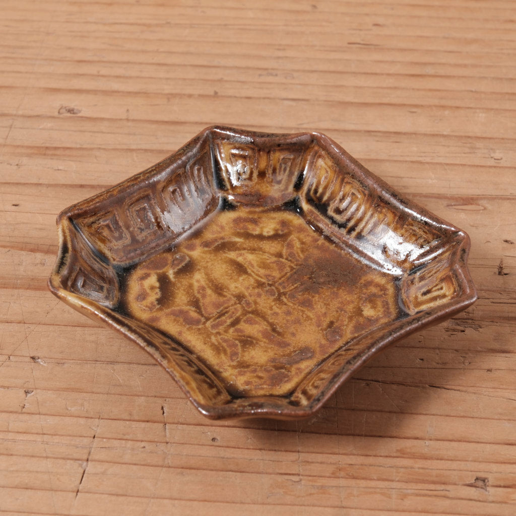 [ 柳川 謙治 ] 飴釉 蝶図 隅切豆皿