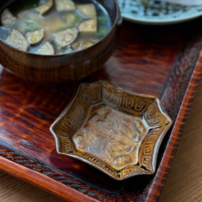 [ 柳川 謙治 ] 飴釉 蝶図 隅切豆皿