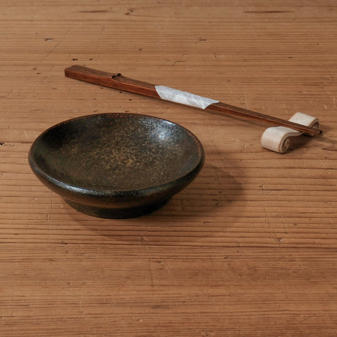 [ 出口 結莉 ] 陶胎漆器 丸小皿-黒